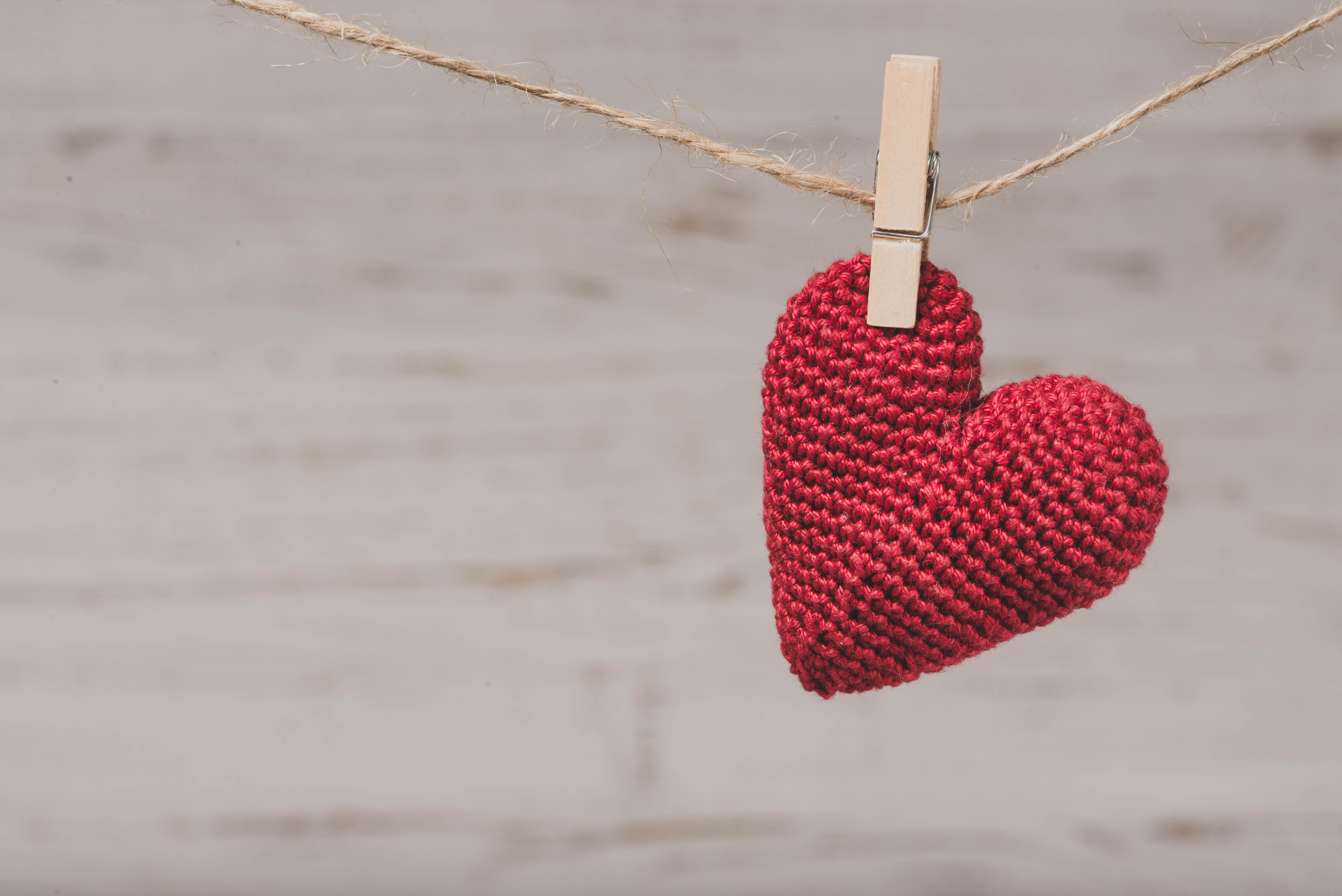 Любовь греет сердца. Сердечки на веревочке. Сердце на веревке. Красная веревка с сердцем. Верёвка любви.